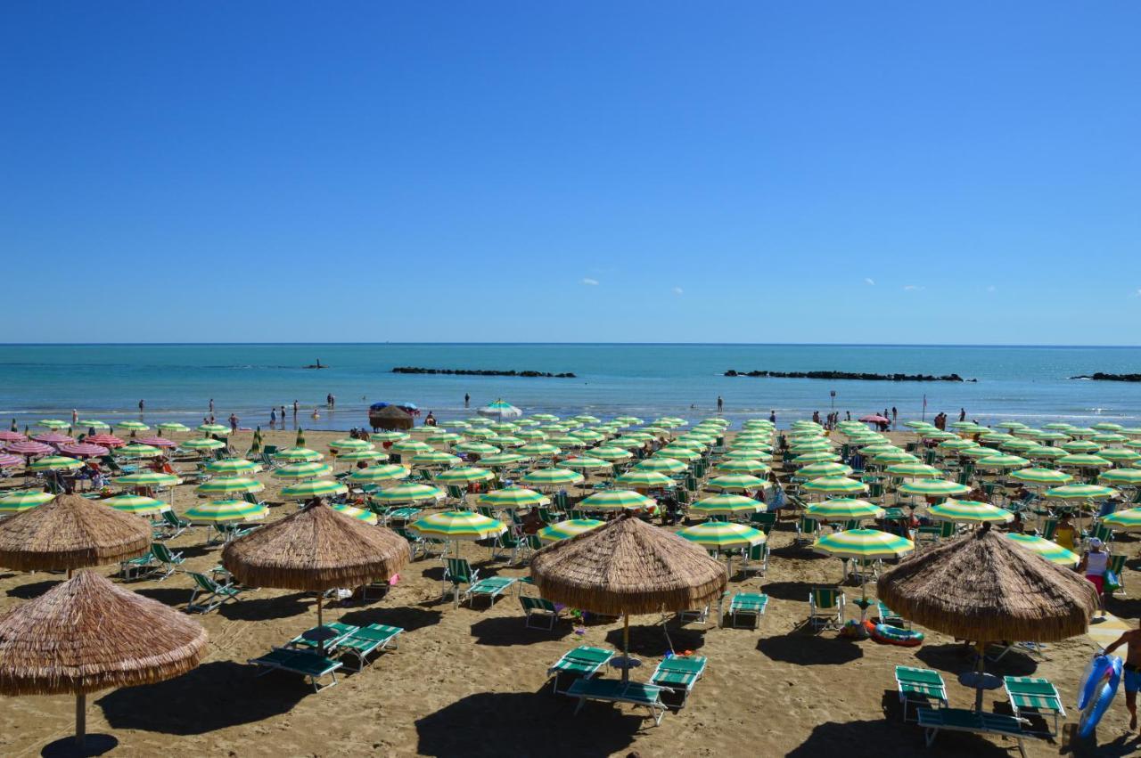 Case Vacanze Blue Bay Resort Розето-дельи-Абруцци Экстерьер фото